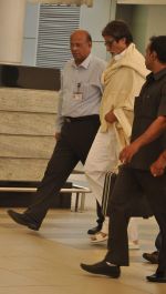 Amitabh Bachchan snapped at the airport in Mumbai on 29th Sept 2012 (7).JPG